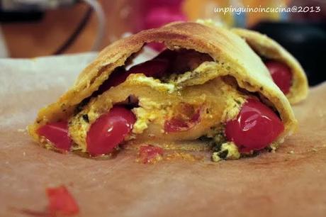 Strudel di pizza con feta, pomodorini e pesto