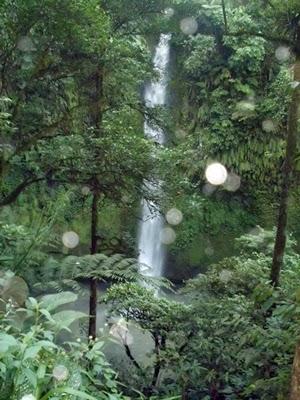 Viaggi in Indonesia: la cascata di Pinaras