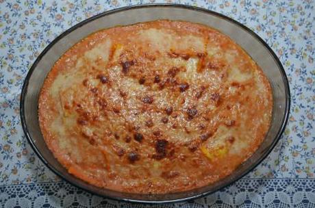 ravioli gratinati con pesto rosso di ricotta e noci appena sfornato