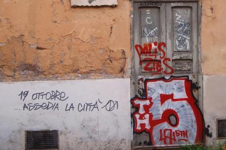 LE TRACCE DELLA RECENTE CALATA BARBARA SONO ANCORA LI', BEN VISIBILI. A QUANDO IL DIVIETO DI MANIFESTARE IN CENTRO? E LA MESSA AL BANDO DELLE BOMBOLETTE?