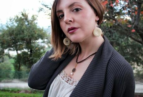 Outfit: camicia con dettagli in pizzo e cardigan Mia Wish