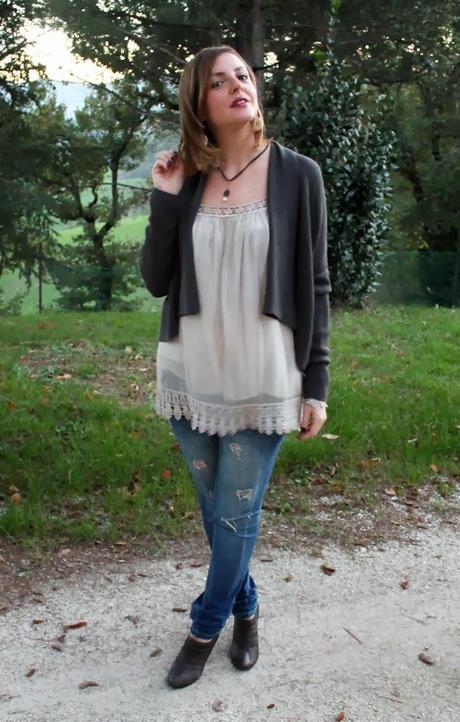 Outfit: camicia con dettagli in pizzo e cardigan Mia Wish