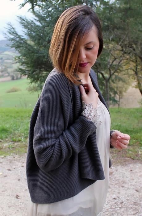 Outfit: camicia con dettagli in pizzo e cardigan Mia Wish