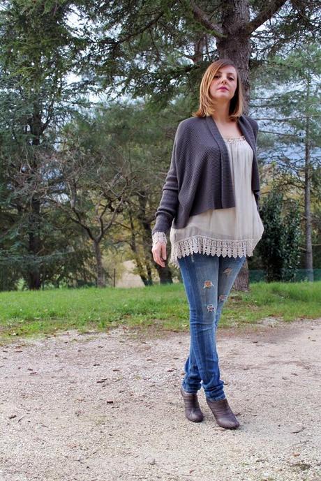 Outfit: camicia con dettagli in pizzo e cardigan Mia Wish