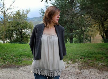 Outfit: camicia con dettagli in pizzo e cardigan Mia Wish