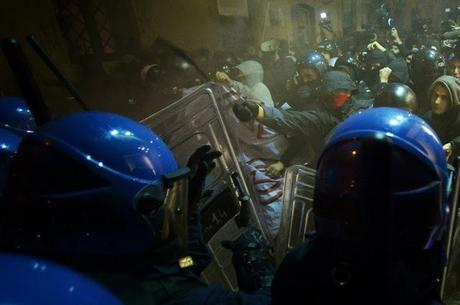 ANCORA CALATE BARBARE: I NO TAV DEVASTANO IL CENTRO STORICO, TRA SCRITTE SUI MURI E ARREDO URBANO SCONOCCHIATO, COSA ASPETTIAMO A VIETARE LE MANIFESTAZIONI IN CENTRO STORICO?