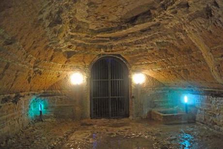 Una cisterna nelle grotte di Camerano. Foto TDR 