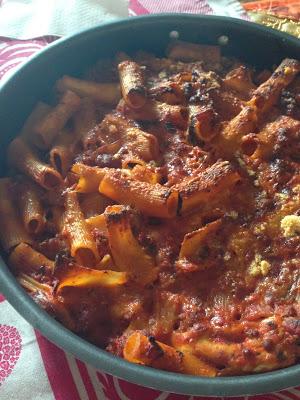 Maccheroni al forno con funghi porcini secchi, salsiccia e mozzarella di bufala