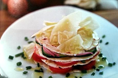 TUTTI A TAVOLA: INSALATA CON PANE CARASAU