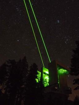 Il telescopio LBT in Arizona sovrastato dalle guide stellari laser del sistema di ottiche adattive ARGOS. Crediti: Julian Ziegleder 