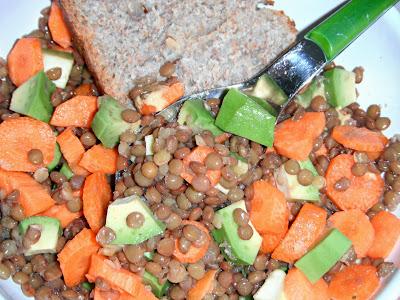 Insalata di lenticchie, carote ed avocado