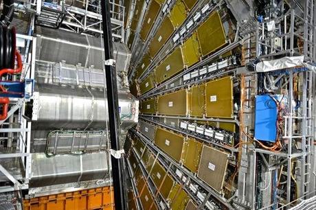 Neutrini altamente energetici dallo spazio lontano trovati da IceCube