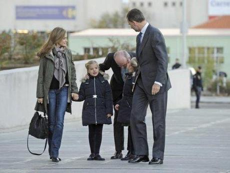 I Principi delle Asturie e l'Infanta Elena visitano il Re in ospedale. E un uomo ferma e bacia Leonor e Sofia