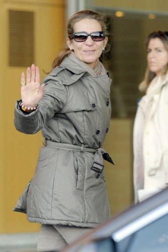 I Principi delle Asturie e l'Infanta Elena visitano il Re in ospedale. E un uomo ferma e bacia Leonor e Sofia