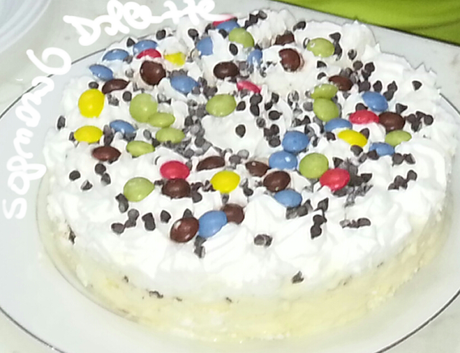 Torta gelato alla crema con meringhe e smarties