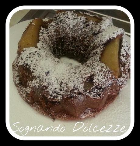 Ciambella al cioccolato, panna e pera