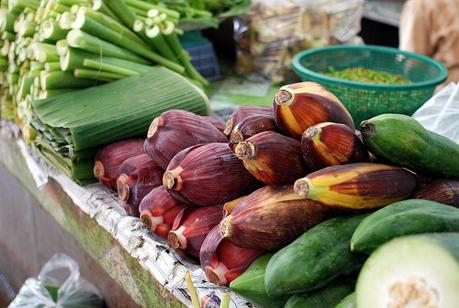 File: Thanin mercato delle banane fiori e Leaves.jpg