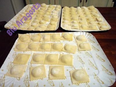 Ravioli ripieni ai cardi in due modi: con sugo di costine e con burro e tartufo bianco