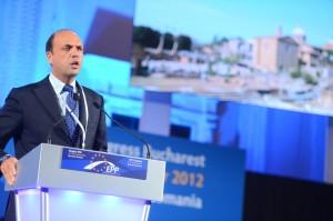 Alfano lancia Nuovo Centrodestra e dal palco ne annuncia i numeri: 60 circa tra senatori e parlamentari, 7 europarlamentari e consiglieri regionali.