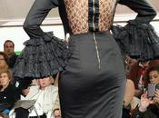 Trasparenze sulla schiena anche nella moda flamenca. sfilate Siviglia