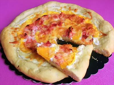 Pizza con zucca, prosciutto cotto e panna acida fatta in casa