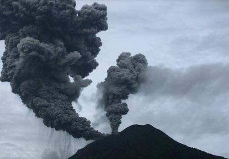 Indonesia: erutta il vulcano Sinabung (video), 12mila sfollati