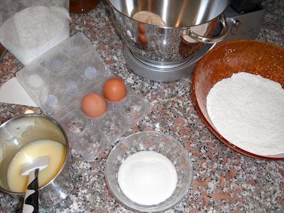 Mini panettoni alle gocce di cioccolato (ricetta semplice)