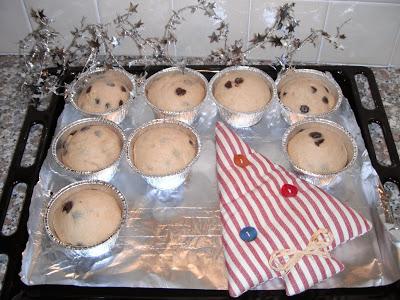 Mini panettoni alle gocce di cioccolato (ricetta semplice)