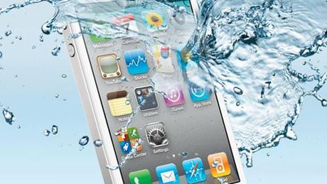 Apple accetterà la permuta degli iPhone danneggiati dall’acqua: conviene o no?