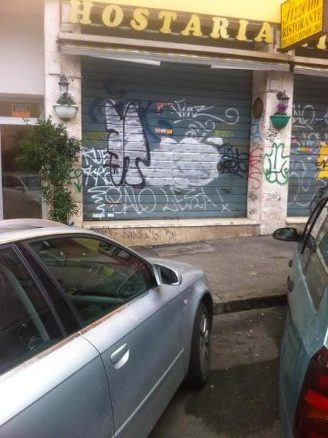Avete mai provato a chiamare le forze dell'ordine a Roma se vedete un vandalo imbrattare una saracinesca o un bene pubblico?