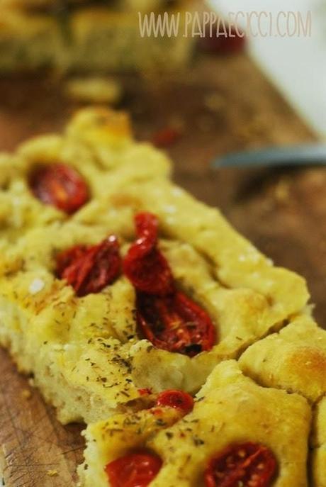 focaccia di semola pomodorini