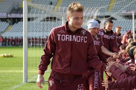 (i giocatori granata salutano i bambini delle scuole calcio del Toro prima del match...)