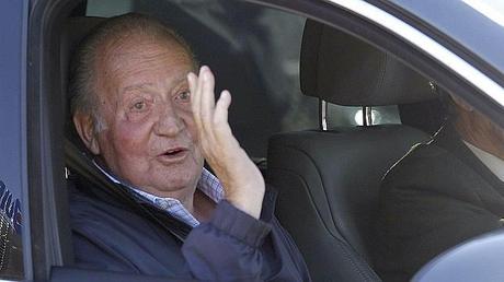 Re Juan Carlos abbandona l'ospedale, il Principe Felipe un aereo in avaria (e non va in Brasile)