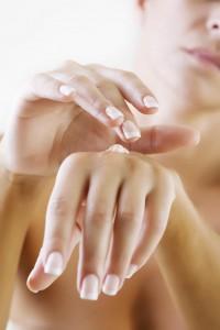 applicazione crema mani