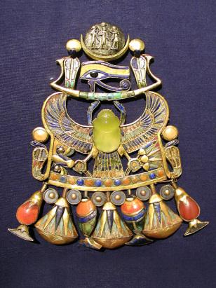 Tutankhamun_pendant_with_Wadjet