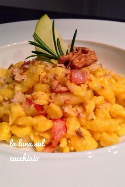 SPAETZLI CON MELE PANCETTA E NOCI