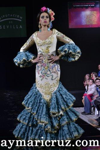 Cappa, ricami sfarzosi, volants come fiori: i giovani stilisti flamenchi si sfidano a Siviglia