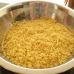 Versare il Cous Cous aggiungere 10 cucchiai di olio di oliva e sgranare con una forchetta.