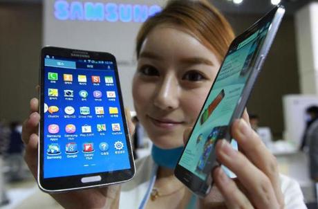 galaxy round held by girl 640x421 Test Corea del Sud fallito   Samsung Galaxy Round è un flop