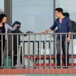 Colin Farrell in balcone con una misteriosa bruna: cosa si diranno?