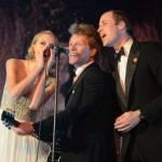 Il Principe William è rock: duetta sul palco con Bon Jovi e Taylor Swift (Video)