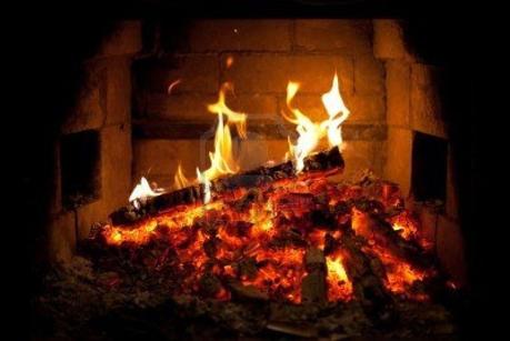 8119636-brucia-il-fuoco-nel-camino