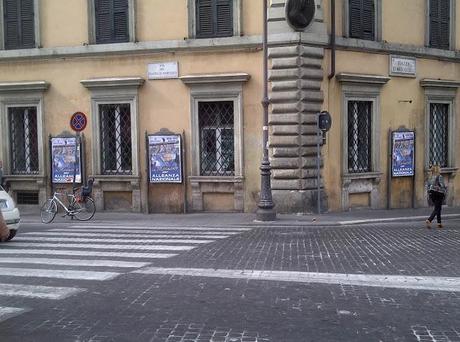Non guardate solo la mega campagna abusiva di Alleanza Nazionale qualche giorno fa; guardate i manifesti regolari che avevano pagato le tasse e che sono stati staccati da questi banditi