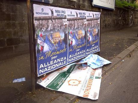 Non guardate solo la mega campagna abusiva di Alleanza Nazionale qualche giorno fa; guardate i manifesti regolari che avevano pagato le tasse e che sono stati staccati da questi banditi