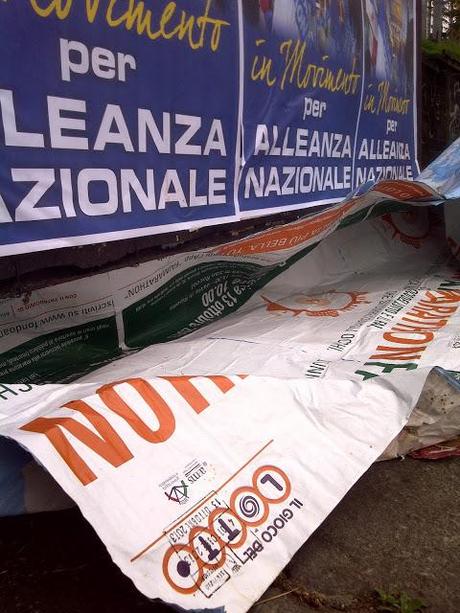Non guardate solo la mega campagna abusiva di Alleanza Nazionale qualche giorno fa; guardate i manifesti regolari che avevano pagato le tasse e che sono stati staccati da questi banditi