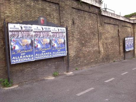 Non guardate solo la mega campagna abusiva di Alleanza Nazionale qualche giorno fa; guardate i manifesti regolari che avevano pagato le tasse e che sono stati staccati da questi banditi