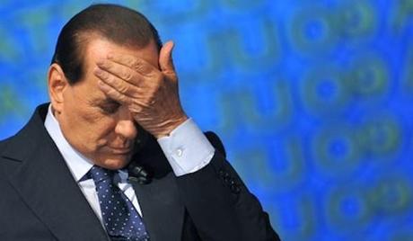 silvio berlusconi facepalm 600x350 Silvio Berlusconi è ufficialmente decaduto!