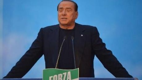C 4 articolo 2012019 upiImagepp Decadenza, Berlusconi in piazza dichiara il lutto della democrazia