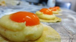 Raviolone ripieno all’uovo & patate su crema di spinaci con tartufo nero