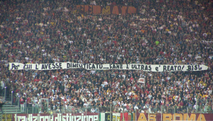 La curva degli ultras romanisti (asroma.org)